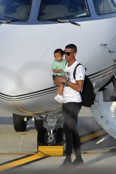 Cristiano Ronaldo è sbarcato definitivamente a Torino. Eccolo sulla pista dell&#39;aeroporto di Caselle dopo essere sceso dal suo aereo privato. Lapresse